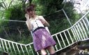 Pure Japanese adult video ( JAV): Japanisches teen spielt mit spielzeug im auto und squirtet im...