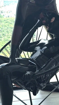 Sexy sezení na strunové židli, celé - Alex Latex
