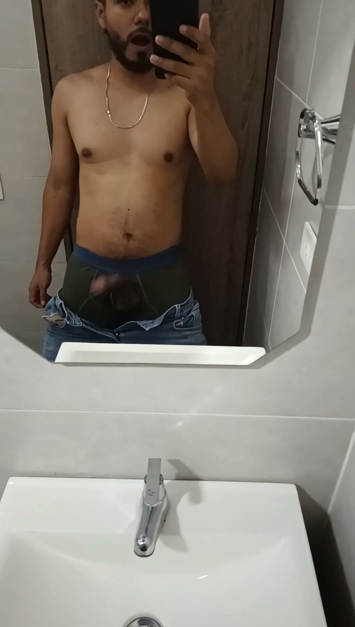 Tommhot: So Hot Masturbating in the Bathroom