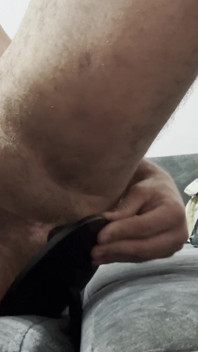 Mi accarezza il culo e il pene