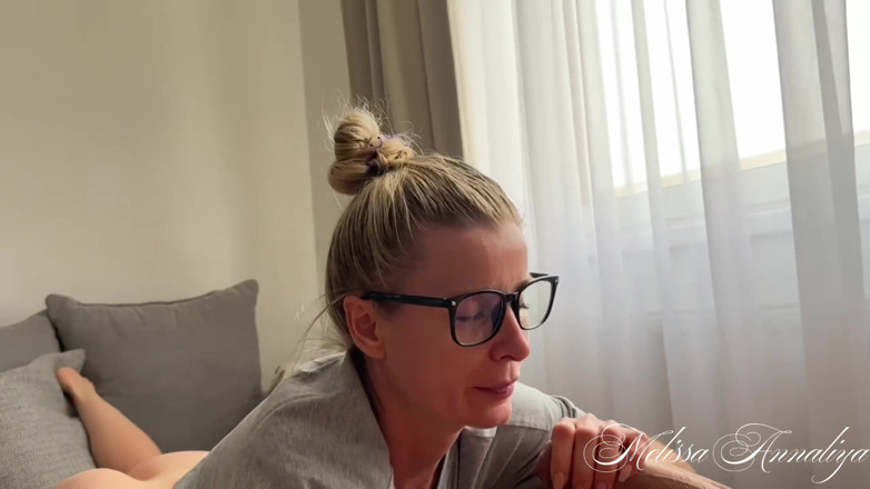 Meliss Annaliya: Ateşli üvey anne üvey oğlunun kendi dölüyle döl paylaşıyor. Cumswap Aile