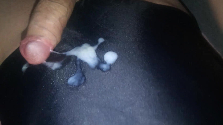Leatransteen: Lars Damberger se masturbează într-un costum de baie negru lucios