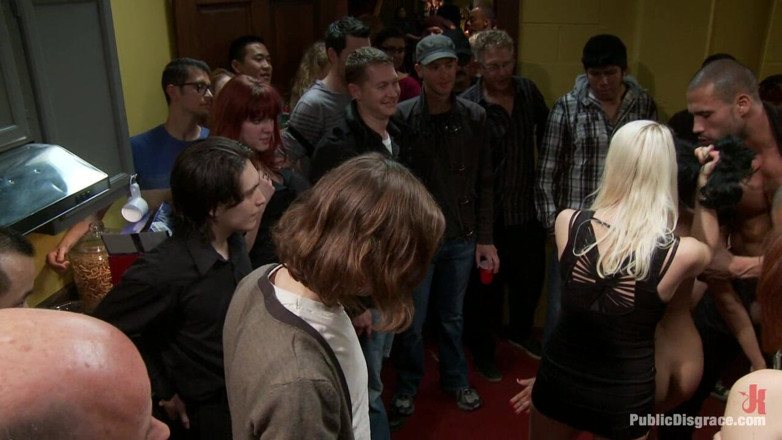 Public Disgrace by Kink: Menina da festa