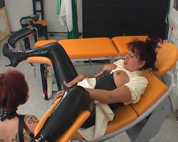 Rubber & Clinic Studio - 1ATOYS: Lesbické speciální svazování a gumové hraní