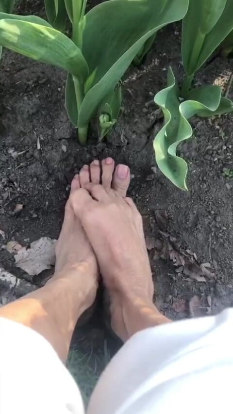 Naelor: Melove met haar kleine voeten buiten in de tuin
