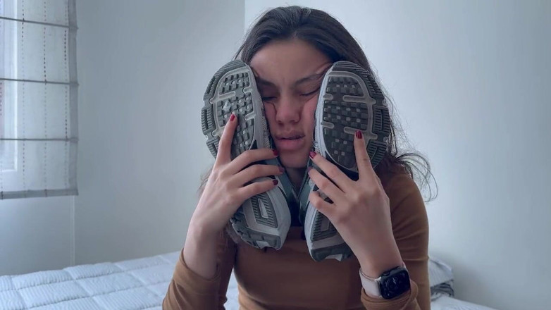 scarlettandc: Kadın kendine dokunuyor ve orgazm oluyor dokunuyor, kokluyor ve ayaklarını...