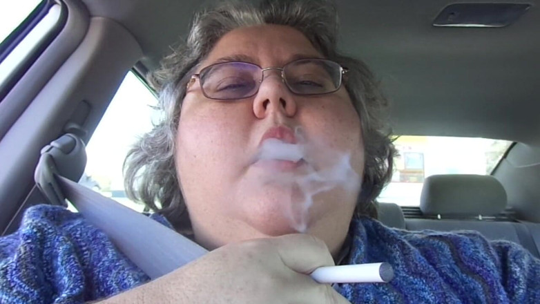 BBW nurse Vicki adventures with friends: Asistenta Vicki Super-mare Și Frumoasă Fumează În Mașină
