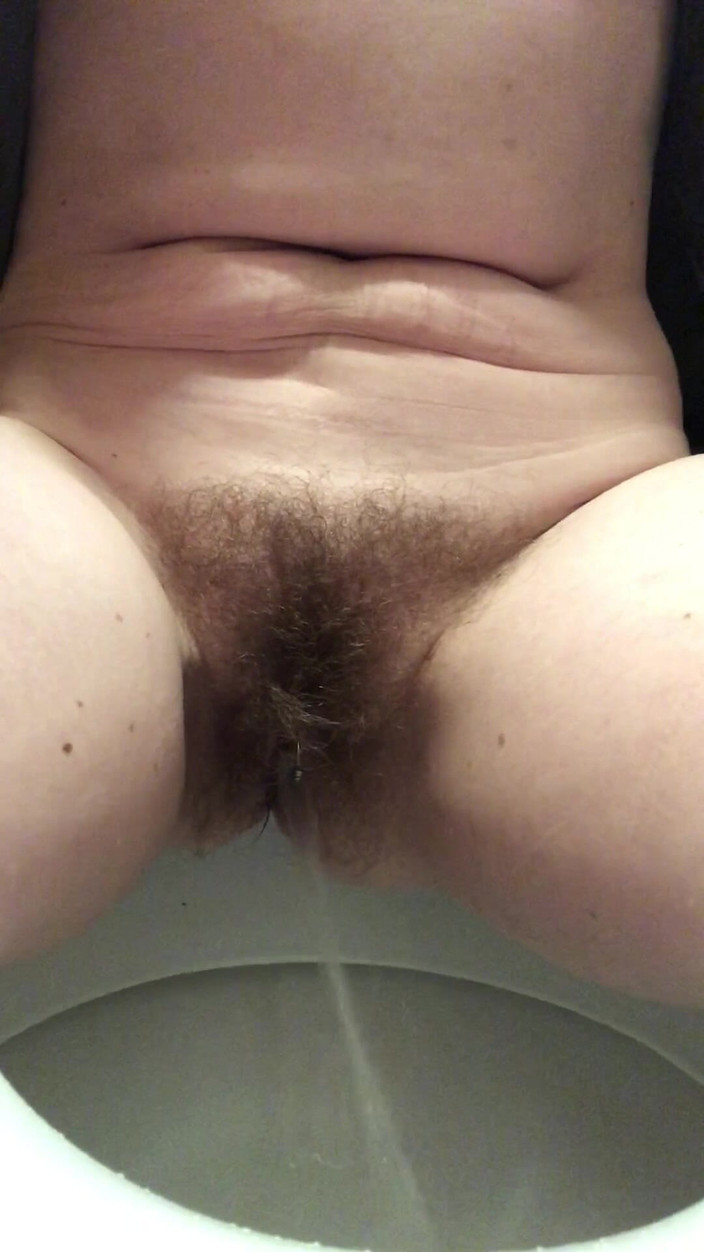 Pissing Paradise: 在公共厕所从完美的毛茸茸的阴户撒尿