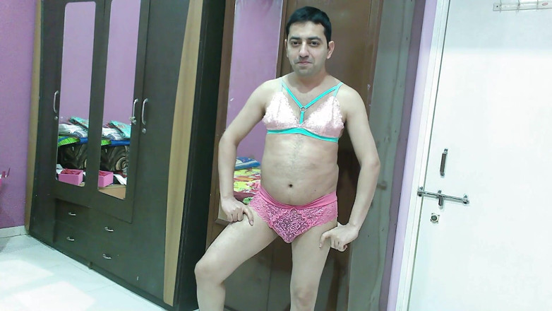 Cute & Nude Crossdresser: 섹시한 쉬어 레이스 핑크 브라 팬티 세트에서 달콤한 계집 크로스드레서가 아주 기분이 좋다.