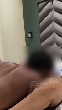 Бойфренд облизує пизду, змушує її до оргазму за допомогою вібратора