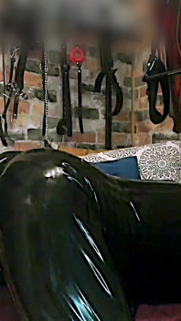 Grote voorbinddildo gaapt Gigi in latex catsuit