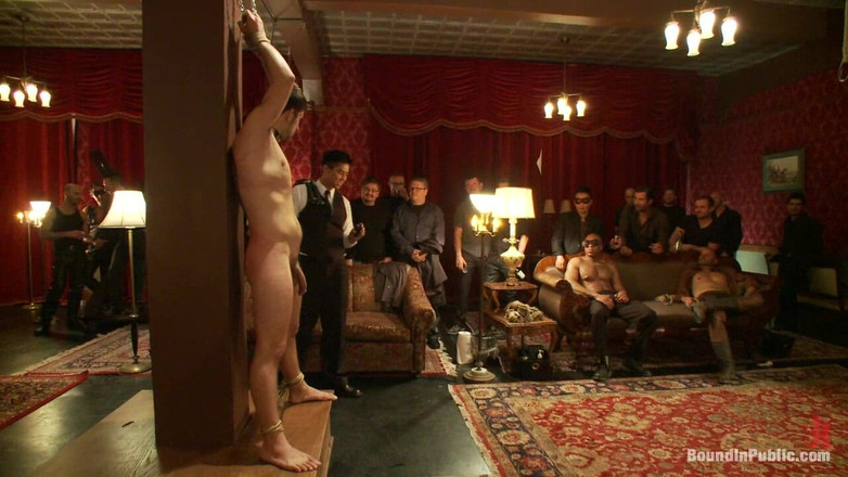 Bound in public: Schwule Nacht auf dem oberen Stock