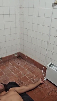 Puta mea en el baño sucio