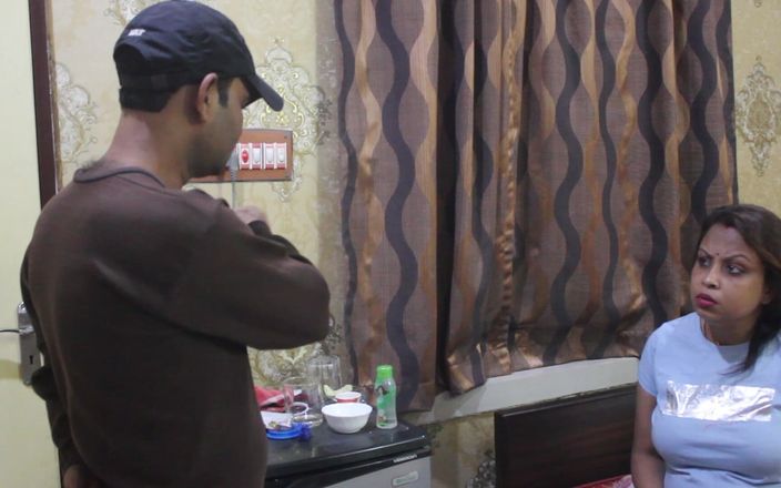 Indian porno creator: Vợ máy bay bà già Ấn Độ bị bạn của chồng đụ và...