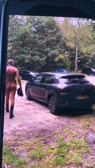 Benb Studio: Flanieren auf einem parkplatz