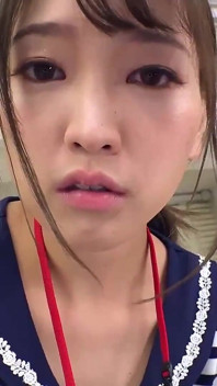 직장에서 노출되는 발 페티쉬와 하인은 다리 노예로 반복적으로 사정하도록 만들어집니다. 2
