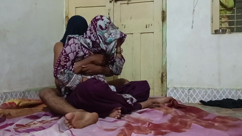 Bhabhi UP: Komşunun sütünün tadını çıkarıyor