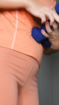 Tropfender schweiß in engen orange leggings