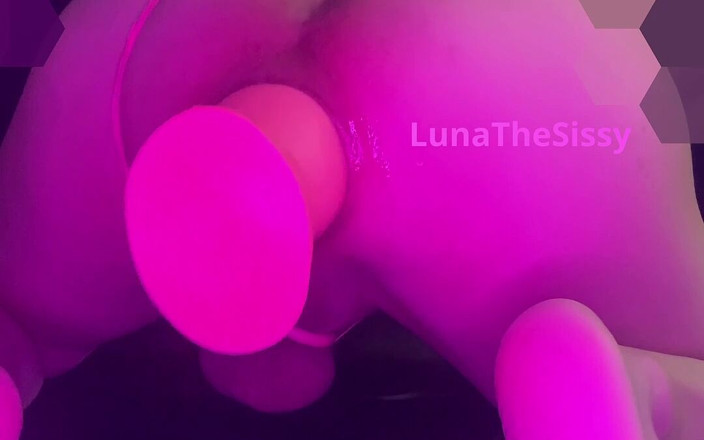 LunaTheSissy: Luna pousse un plug de 28 cm de sa chatte !