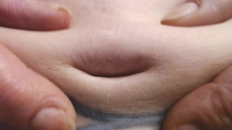 Abby Anna: Глубокая кнопка живота крупным планом