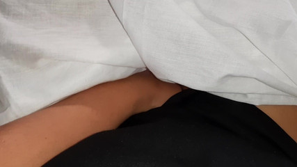 Lesbian-candys: Semasa jiran saya sedang tulis kertas istilahnya, teman wanitanya menggoda...