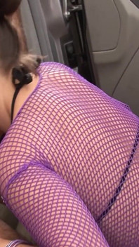Sletterige schoonmakers scène-4_big kont brunette Anaya Leon in lingerie maakt zijn auto schoon en geniet van neuken binnenin