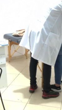 Proctologist thực hiện kiểm tra hậu môn trên bệnh nhân táo bón