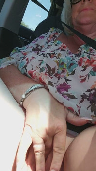 Зріла блондинка пестить пальцями пульсуючу пизду в громадській їзді на машині