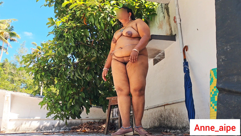 Anne Ipe: Awek bengkung India dalam jaket putih berbogel untuk kamera