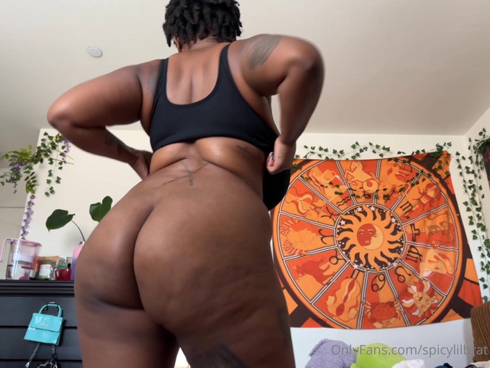 Spicy lilbrat: Un gros cul d’ébène se propage montrant un trou du...