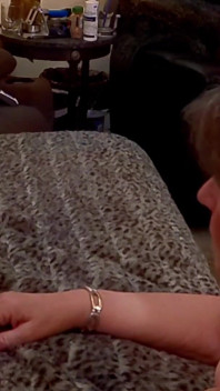 Oma Carmen: pik zuigen, klaarkomen in de mond, sperma slikkende oude slet