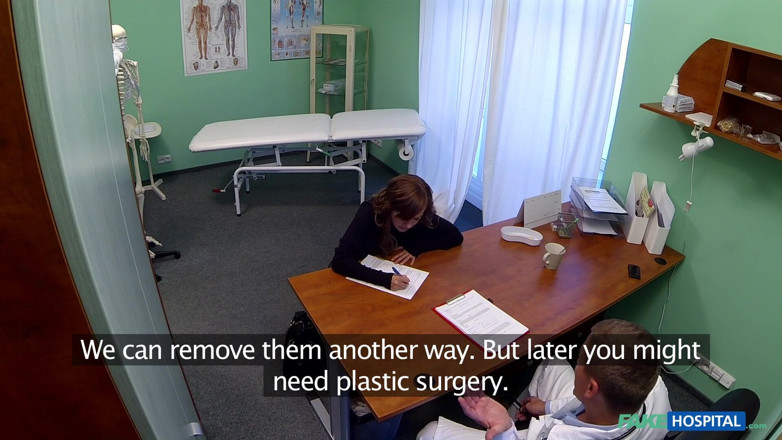 Fake Hospital: Fake Hospital - hezká mladá modelka se udělá pro odstranění tetování...