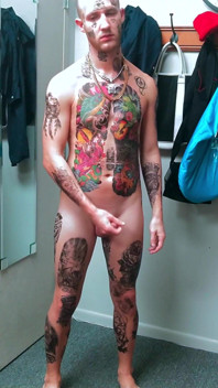 W pełni tatted man dildo przejebane