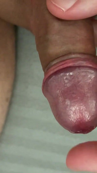 Brincar com o precum de meu pau pequeno e punheta