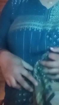 Nouă indiancă Bhabhi care face spectacol nud cu degetele