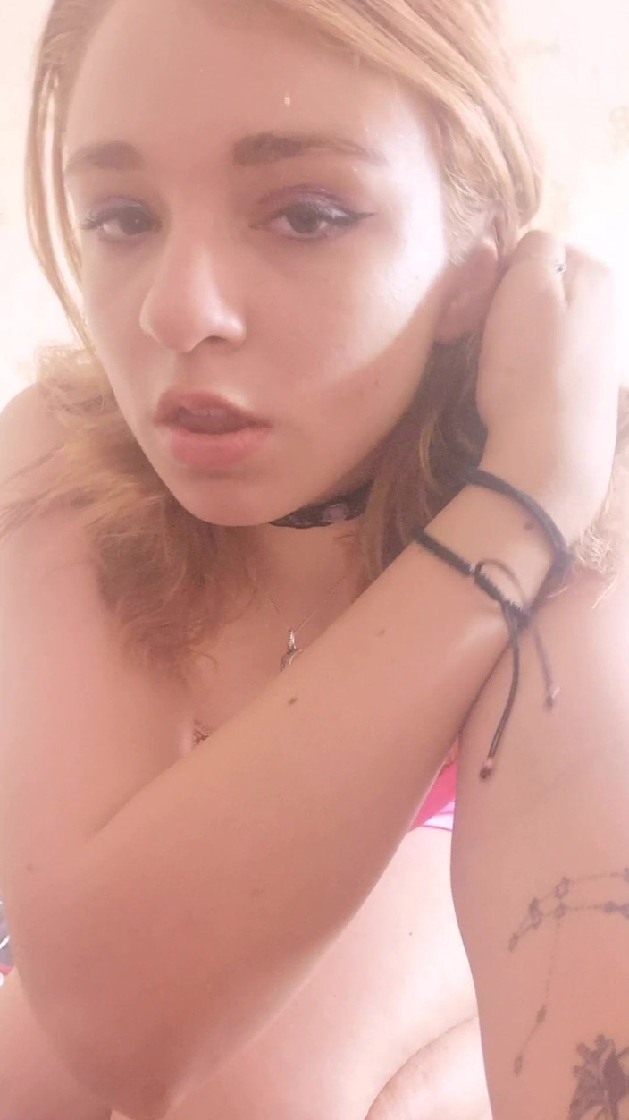 Barbie_princesslike: Striptease casero suave. Primer plano