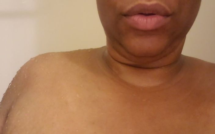 Josie4yourpleasure: Ahoj, připravena na nějaká prsa?