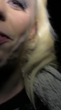Une skank galloise blonde sort par une nuit froide pour devenir une salope de dogging et réchauffer les bites d’un inconnu