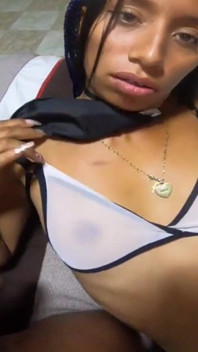 Peituda menina Twerks Kinky latina prostituta empregada sua pequena bunda grande brincando com sua buceta gorda masturbando porra em seu peito - Jhodez1