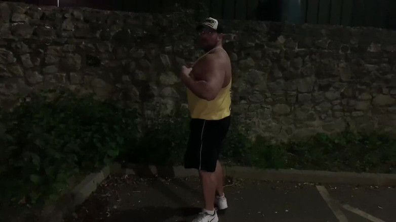 Jack stacked: Sau khi tập thể dục uốn lén trong bãi đậu xe