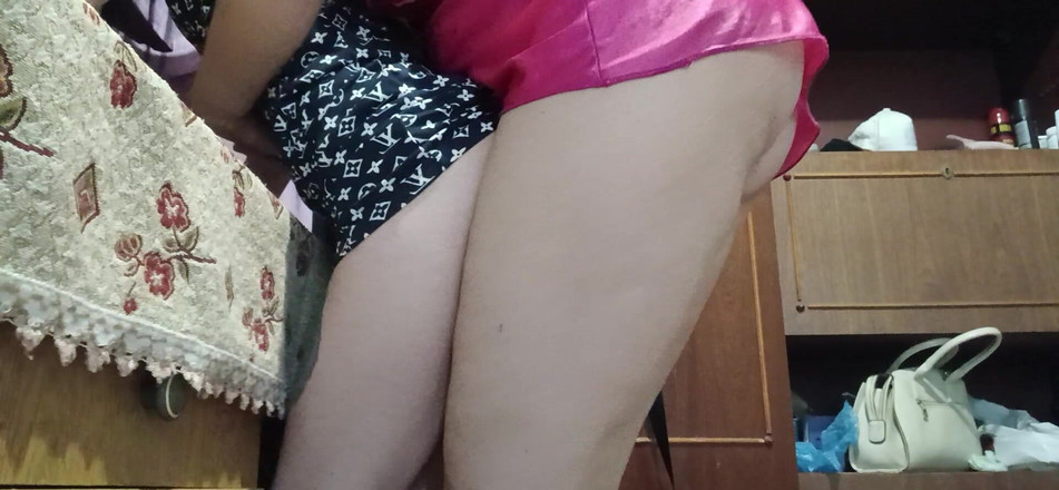 Lesbian-illusion: Terwijl mijn vriendje naar de winkel ging, neukte zijn stiefzus...