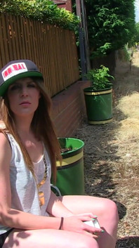 Samantha Bentley meando al aire libre