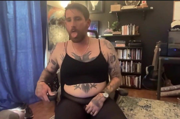 Dirtytrisha: Rasgando meia-calça e mijando