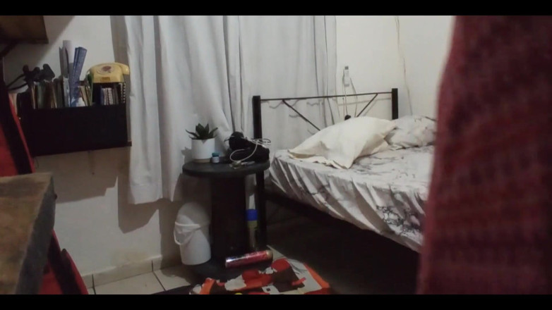 Karmicoxv: Madrasta é gravada secretamente em seu quarto