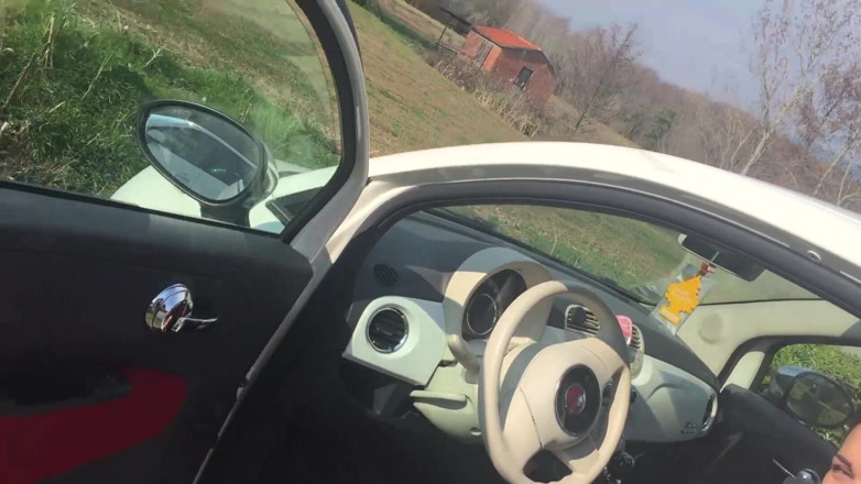 Smokin Fetish: Adorable chica italiana le encanta fumar en el auto
