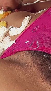 La milf magra asiatica viene scopata nella figa pelosa come leben buffett