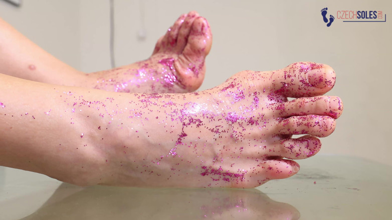 Czech Soles - foot fetish content: 섹시한 우크라이나 글리터 발 POV 괴롭히는