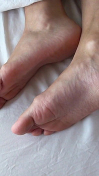 Les pieds de la MILF blonde de Jasmine adorés par des seins et couverts