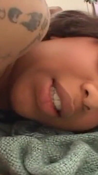 Elle adore écarter son trou à viande du ghetto