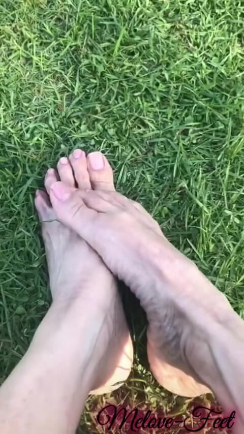 Naelor: Melove Menunjukkan kaki kecilnya yang seksi di rumput hijau